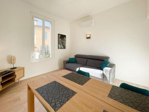 een woonkamer met een bank en een tafel bij Maison abba trois pièces in Saint-Antoine