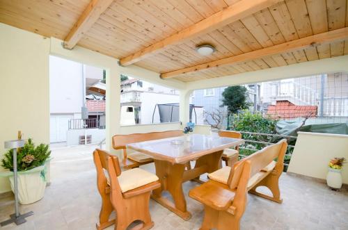 eine Terrasse mit einem Tisch und Stühlen auf dem Balkon in der Unterkunft House Rajka I in Vodice