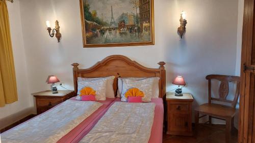 Tempat tidur dalam kamar di Apartamentos-Monasterio-de-San-Antonio-Rustikals-Apartment-mit-Balkon-und-Meerblick