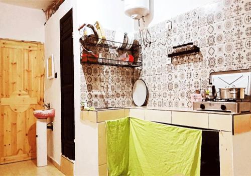 una cucina con lavandino e piano di lavoro di 1A private room in a shared house for surfers a Safi