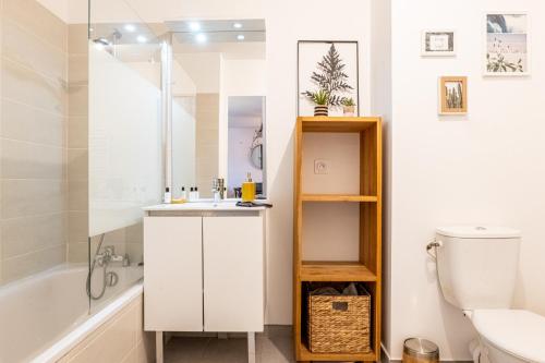 une salle de bain avec un lavabo, une baignoire et des toilettes dans l'établissement Annecy L'Elégance : grande chambre/stationnement, à Annecy