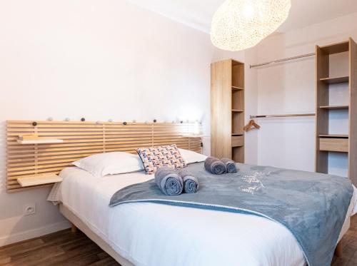 une chambre avec un grand lit avec des serviettes dessus dans l'établissement Annecy L'Elégance : grande chambre/stationnement, à Annecy