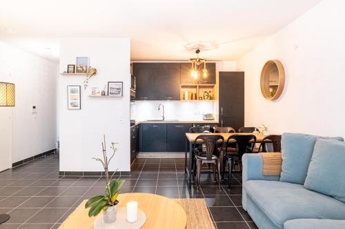 un salon avec un canapé et une table dans l'établissement Annecy L'Elégance : grande chambre/stationnement, à Annecy