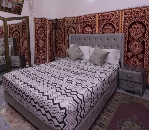 um quarto com uma cama grande num quarto em Hotel Riad Fantasia em Marrakech