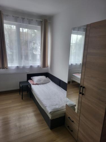 Ένα ή περισσότερα κρεβάτια σε δωμάτιο στο Rooms4Rest Popularna - Private rooms for tourists - ATR Consulting Sp, z o,o,