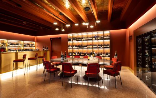 a dining room with a table and chairs and a bar at Best Western Hotel Biri in Padova