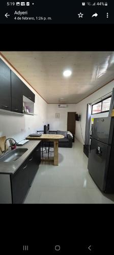 eine Küche mit einem Tisch in der Mitte eines Zimmers in der Unterkunft Kafi Studio in Liberia