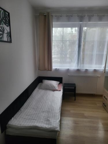 Ένα ή περισσότερα κρεβάτια σε δωμάτιο στο Rooms4Rest Popularna - Private rooms for tourists - ATR Consulting Sp, z o,o,