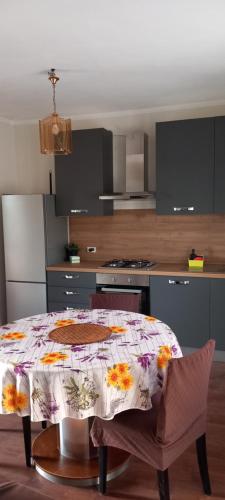 cocina con mesa y mantel con flores en Dai Biancot, en Camagna Monferrato