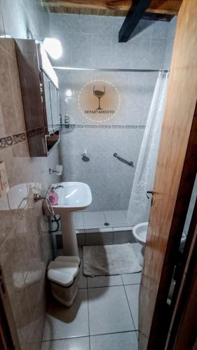 Malbec Departamentos في مايبو: حمام مع حوض ومرحاض ودش