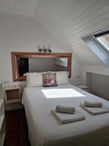 1 dormitorio con 1 cama con 2 toallas en Casa do Miguel, en Foz do Arelho