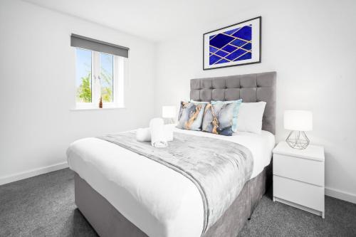 En eller flere senge i et værelse på 2 Bedroom Deluxe Apt - Off-Street Parking - Wifi - Netflix - 57C