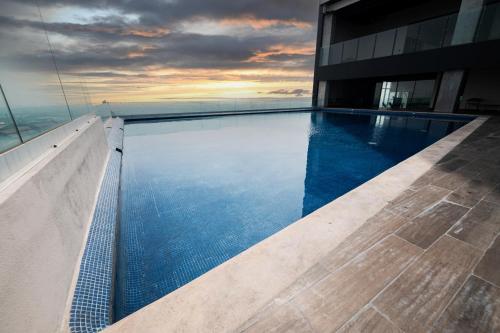 a swimming pool on top of a building at Depa frente a Fundidora, Cintermex, Arena Mty in Monterrey