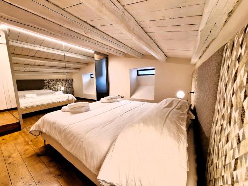 sypialnia z dużym białym łóżkiem w pokoju w obiekcie Casa Aretusa - Ortigia Holidays w Syrakuzach