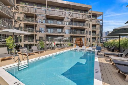 einem Pool vor einem Gebäude in der Unterkunft Hyve - Boho Bliss - 3 Bedroom - Located In SOBRO in Nashville