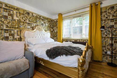 Giường trong phòng chung tại Deluxe 4 or 5 Bed House with Hot Tub, Cinema Room Sleeps 15