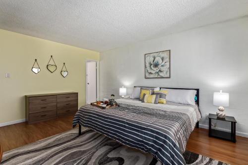 a bedroom with a large bed and two lamps at Coastal Cabana - Walk to Old Town - 2 Pools in Scottsdale