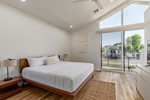 Ένα ή περισσότερα κρεβάτια σε δωμάτιο στο Scottsdale - 225 N Pleasant Drive Unit 2