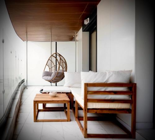 ein Schlafzimmer mit einem Bett, einem Stuhl und einem Tisch in der Unterkunft Sea View Casa Del Mar - Mamaia Nord in Mamaia