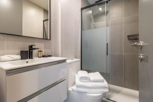 Colorful 2-Bed Apartment for 3 in La Latina