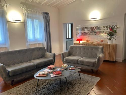 ein Wohnzimmer mit 2 Sofas und einem Couchtisch in der Unterkunft Uffizi Suite in Florenz