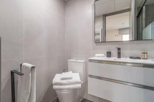 Modern 1-Bed Apartment with Private Terrace