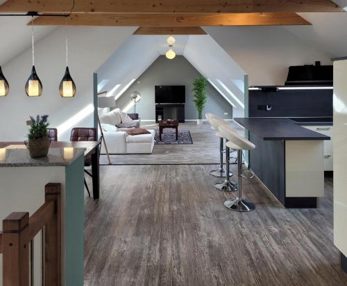 una cucina mansardata e un soggiorno con soffitti a volta di Ferienwohnungen Villa Ventil a Feldberg