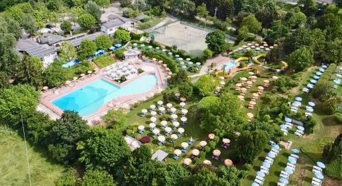 una vista aérea de un complejo con piscina en Mons Umbrarius, en Monte Ombraro