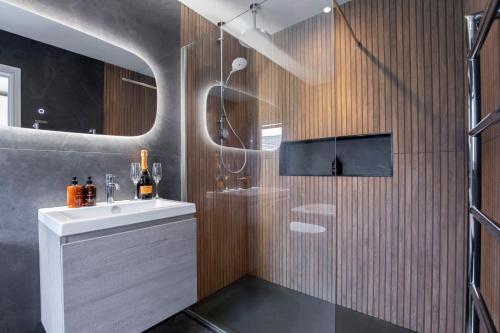 切爾滕納姆的住宿－Magnificent 3-Bedroom Home with Swim Spa，一间带水槽和淋浴的浴室