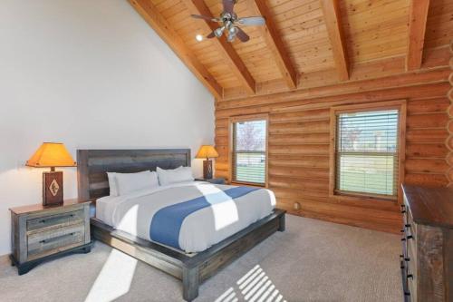 1 dormitorio con cama y techo de madera en Splendor Valley Farms: Huge Log Cabin w/ Game Room, en Kamas
