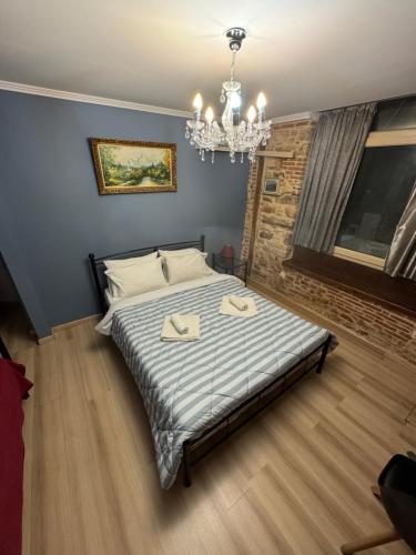 een slaapkamer met een bed met twee servetten erop bij Ionia rooms in Chios