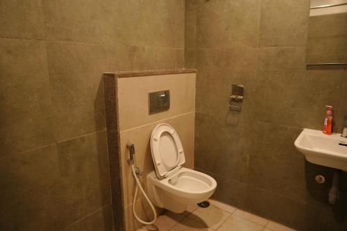 een badkamer met een toilet en een wastafel bij 12 degree comforts in Bangalore