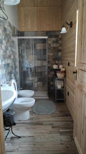 uma casa de banho com um WC, um lavatório e um chuveiro em Bosquey Ranch B&B em Alice Castello