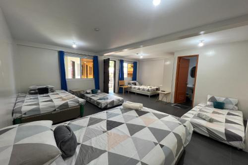 Postel nebo postele na pokoji v ubytování Happy Grey Hotel Vigan