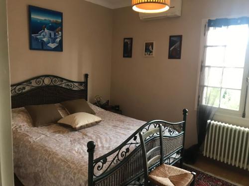 - une chambre avec un lit et une fenêtre dans l'établissement Villa à 350m des calanques Saint Aygulf, à Saint-Aygulf