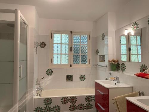 La salle de bains est pourvue d'une baignoire et d'un lavabo. dans l'établissement Villa à 350m des calanques Saint Aygulf, à Saint-Aygulf