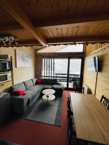 Ruang duduk di Appartement Plein Sud Cosy 6 personnes très bien équipé ,Vue splendide, Terrasse, Spacieux,Bien situé, Randonnées,Ski