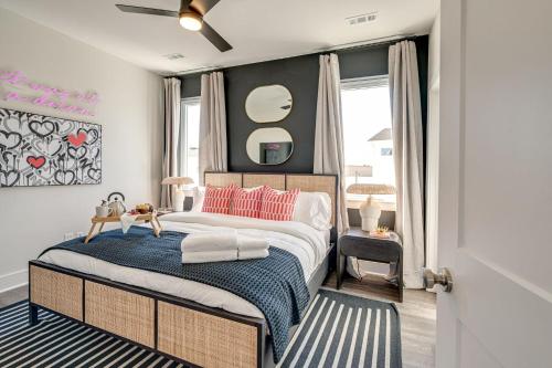 una camera da letto con un grande letto con cuscini rosa di Nashville - 5629 Lenox Ave a Nashville