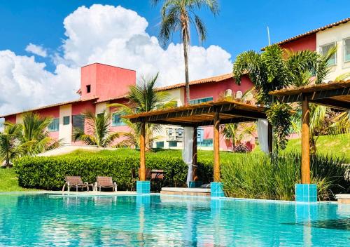 uma piscina em frente a um resort em Hotel Chalé Capitólio em Capitólio