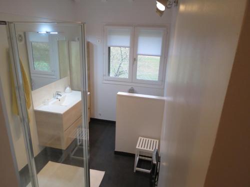 La salle de bains est pourvue d'un lavabo et d'une douche en verre. dans l'établissement Maison typique Basque en pleine campagne, à Saint-Pée-sur-Nivelle