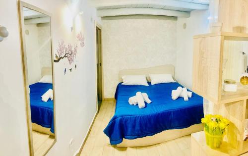 una camera con due orsacchiotti su un letto blu di Massimo teather apartment a Palermo