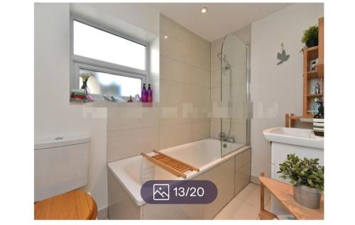 uma casa de banho com uma banheira e um lavatório em Veronika’s em Londres