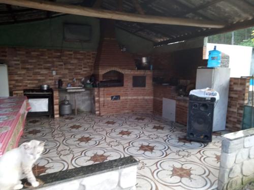 Zimmer mit einer Küche mit Herd und Boden in der Unterkunft Recanto do cowboy in Vila Velha