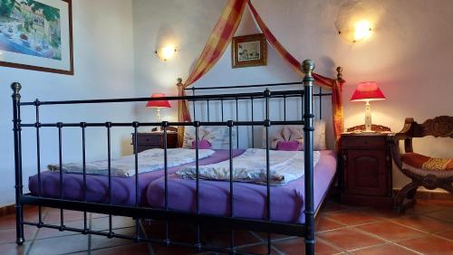 - une chambre avec un lit à baldaquin dans l'établissement Apartamentos-Monasterio-de-San-Antonio-Apartment-im-englischen-Stil-mit-Meerblick, à Icod de los Vinos