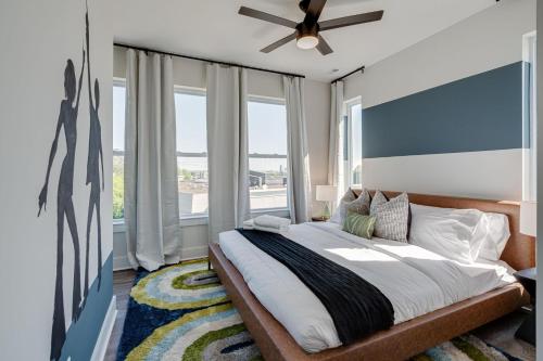 una camera con un grande letto e un ventilatore a soffitto di Nashville - 5623 & 5625 Lenox Ave - COMBO a Nashville