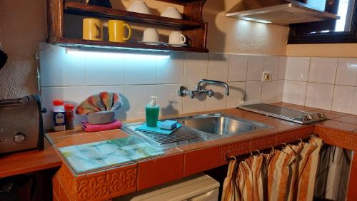 a kitchen counter top with a sink and a sink at Apartamentos-Monasterio-de-San-Antonio-Rustikales-Apartment-mit-kleiner-Terrasse-im-Innenhof in Icod de los Vinos