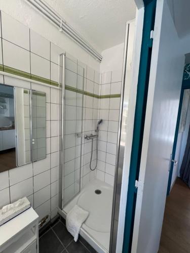 een badkamer met een douche en een bad bij Le Crist'Al Hôtel de charme en bord de mer in Saint-Georges-de-Didonne