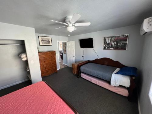 1 dormitorio con 2 camas y ventilador de techo en River view Lazy Casa, en Bullhead City