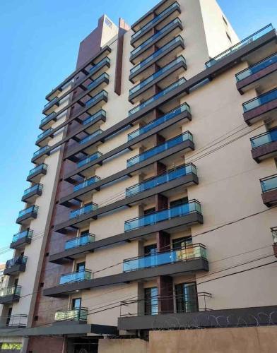 a tall building with balconies on the side of it at Monte Carmel in Ribeirão Preto