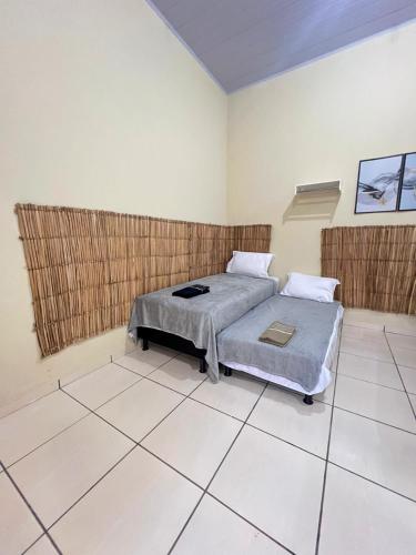 ein Schlafzimmer mit einem Bett in einem Zimmer in der Unterkunft Loft familiar Br-Aeroporto 2 in Uberlândia